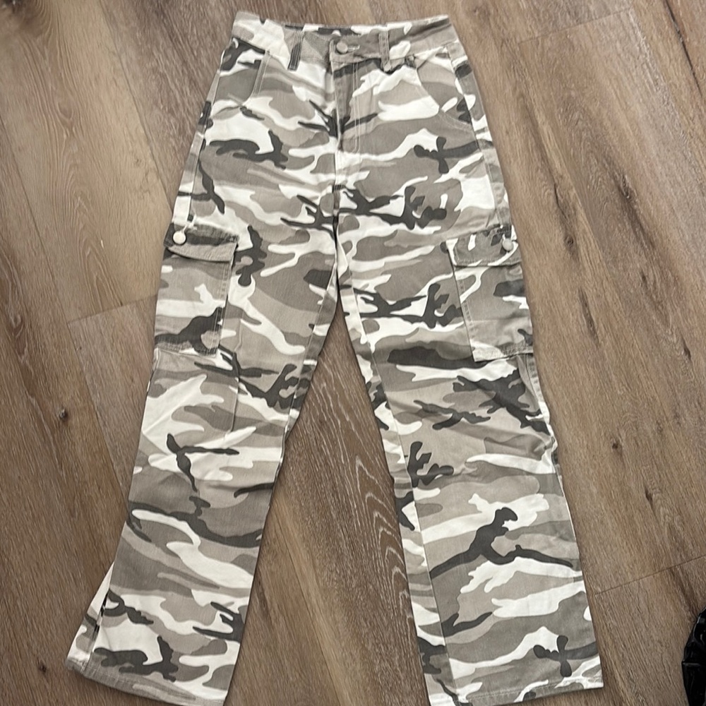Women’s grey Camouflage Cargo Pants size 0